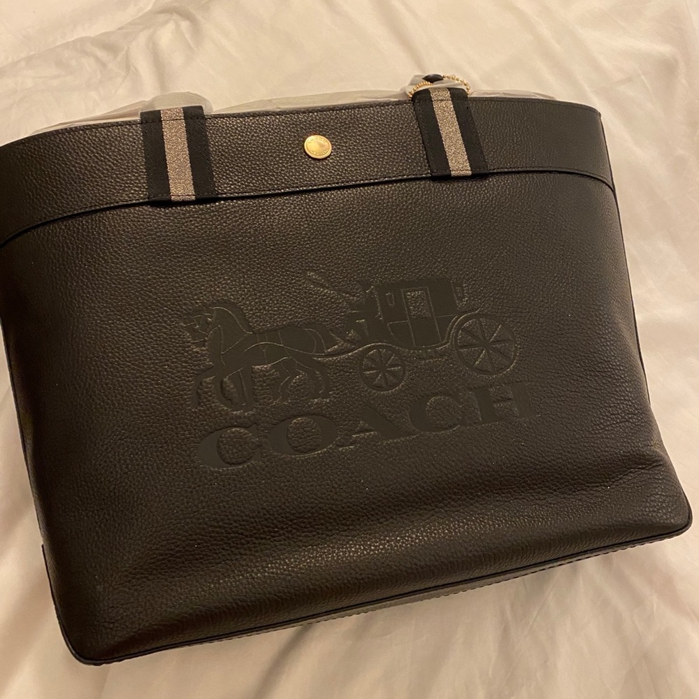 Coach Jes Tote With Horse And Carriage